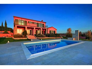 Gorgeous villa in Pinezici with private pool