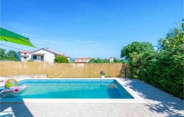 Awesome home in Peruski with Outdoor swimming pool WiFi and 4 Bedrooms