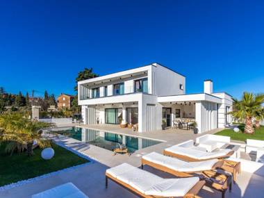 Luxury villa with an indoor and outdoor pool on the island of Krk