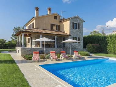Modern villa with private pool and beautiful garden 25 km from Rovinj