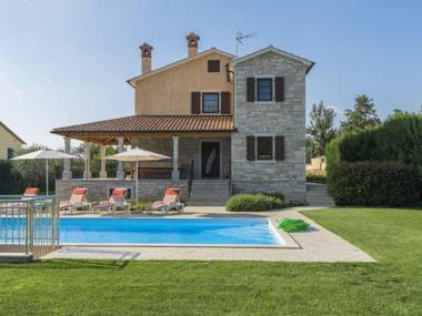 Modern villa with private pool and beautiful garden 25 km from Rovinj