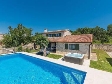 Villa for up to 6 persons with jacuzzi private garden WiFi A/C