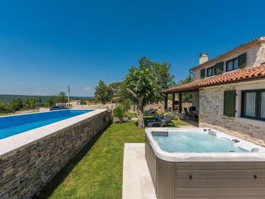 Villa for up to 6 persons with jacuzzi private garden WiFi A/C