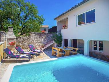 Modern and comfortable furnished holiday house with private pool and fenced yard