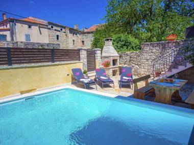 Modern and comfortable furnished holiday house with private pool and fenced yard