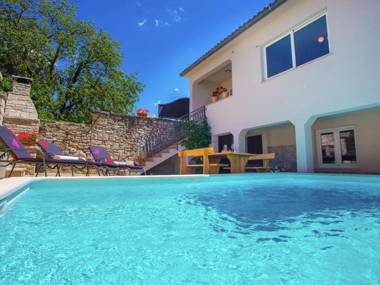 Modern and comfortable furnished holiday house with private pool and fenced yard