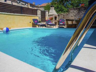 Modern and comfortable furnished holiday house with private pool and fenced yard