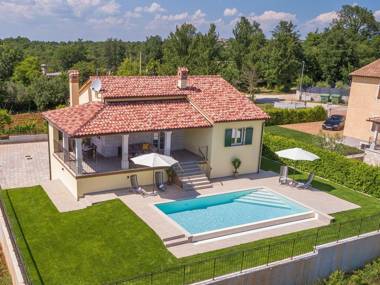 Modern house with pool and beautiful landscaped environment in a quiet location