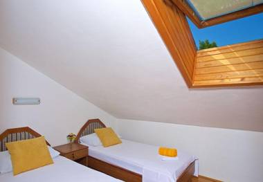 Apartments Tobo - parking and grill