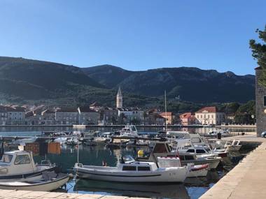 Hvar Guesthouse - Double bedroom with private bathroom