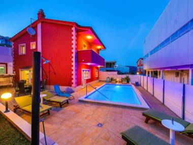 Simplistic Holiday Home in Okrug Gornji with Swimming Pool