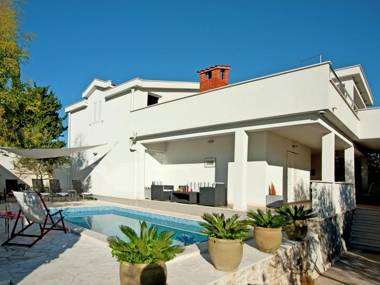 Picturesque Holiday Home in Okrug Gornji by the Beach