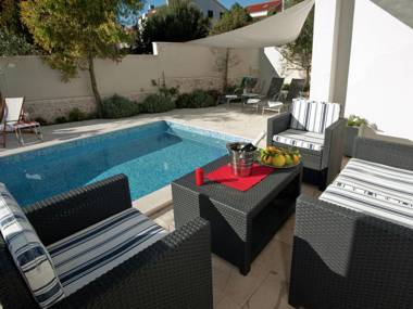 Picturesque Holiday Home in Okrug Gornji by the Beach