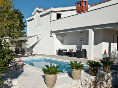 Picturesque Holiday Home in Okrug Gornji by the Beach