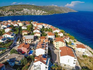 Sea-view Holiday Home in Okrug Gornji near Bocici Beach