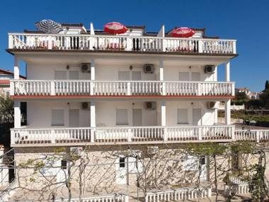 Comfortable Holiday Home in Okrug Gornji near Bocici Beach