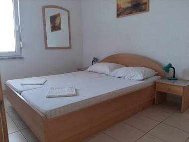 Comfortable Holiday Home in Okrug Gornji near Bocici Beach