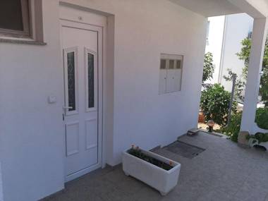 Comforting Holiday Home in Okrug Gornji near Seabeach