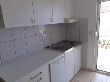 Comforting Holiday Home in Okrug Gornji near Seabeach