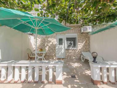 Relaxing Apartment in Okrug Gornji near Mavarstica Beach