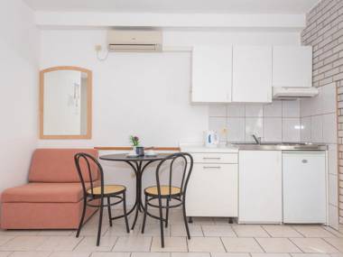 Relaxing Apartment in Okrug Gornji near Mavarstica Beach