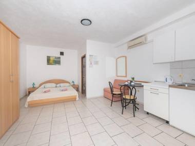 Relaxing Apartment in Okrug Gornji near Mavarstica Beach