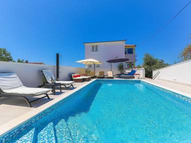 Family Villa with private pool and sea view for 12 people