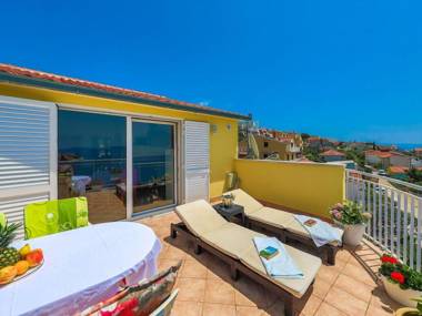 Family Villa with private pool and sea view for 12 people