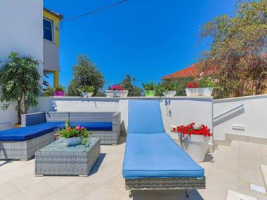 Family Villa with private pool and sea view for 12 people