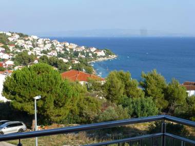 Nice apartment with shared swimming pool only 500m from the beach and 4km from Trogir