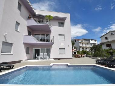 Nice apartment with shared swimming pool only 500m from the beach and 4km from Trogir