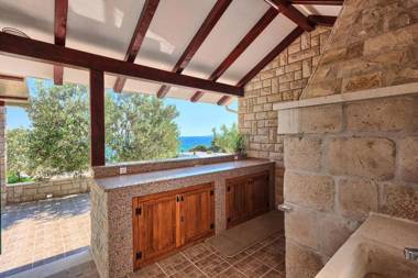 Beachfront luxury villa w pool & large garden