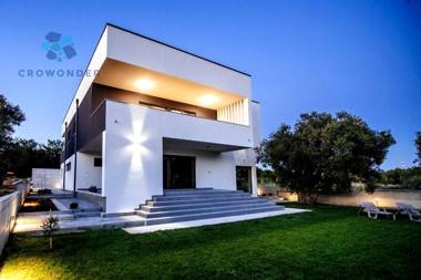 CROWONDER Sun Dance Apartments with Seaview and Garden