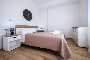 CROWONDER Sun Dance Apartments with Seaview and Garden