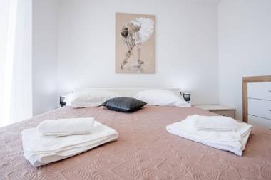 CROWONDER Sun Dance Apartments with Seaview and Garden