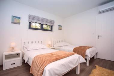 Villa Nano 4 bedrooms jacuzzi heated pool sea views pebble beach 850m