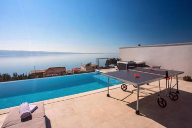Villa Nano 4 bedrooms jacuzzi heated pool sea views pebble beach 850m