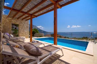 Villa Oslo - luxury place with sea views & heated pool 300m far from sandy beach