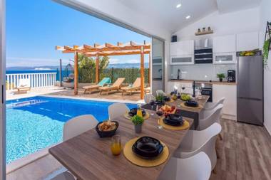 Villa Matan - only 200m from the sandy beaches private 28m2 pool