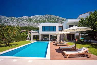 Villa Agava with heated pool Jacuzzi sauna gym 4 en-suite bedrooms
