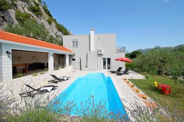 Villa Pasika with private 31m2 pool summer kitchen with BBQ 4 bedrooms