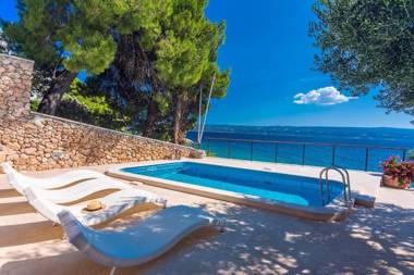 Beachfront Casa Ahoi with 2 bedrooms heated pool amazing sea views