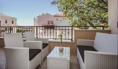 Luxury modern house just 1 min walk to the beach