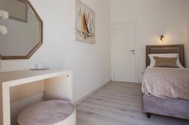 Luxury modern house just 1 min walk to the beach