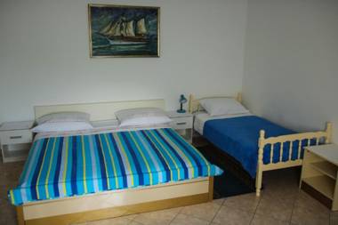 Apartments Zdravko-150m from beach
