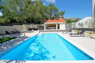 VILLA SKURA private heated pool 32m2 summer kitchen 4 bedrooms garden