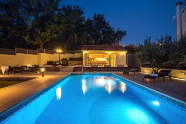 VILLA SKURA private heated pool 32m2 summer kitchen 4 bedrooms garden