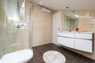 Stone House Domacin Old Town