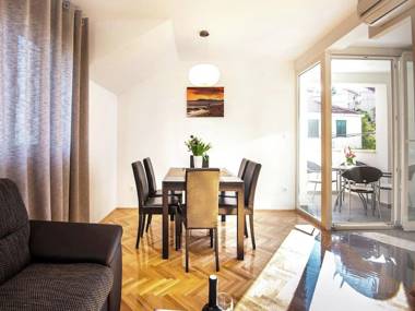 Luxury apartment with private balcony in very quiet area free Wi- Fi