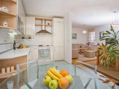 Spacious and modern 1st floor apartment with private garage free Wi-Fi